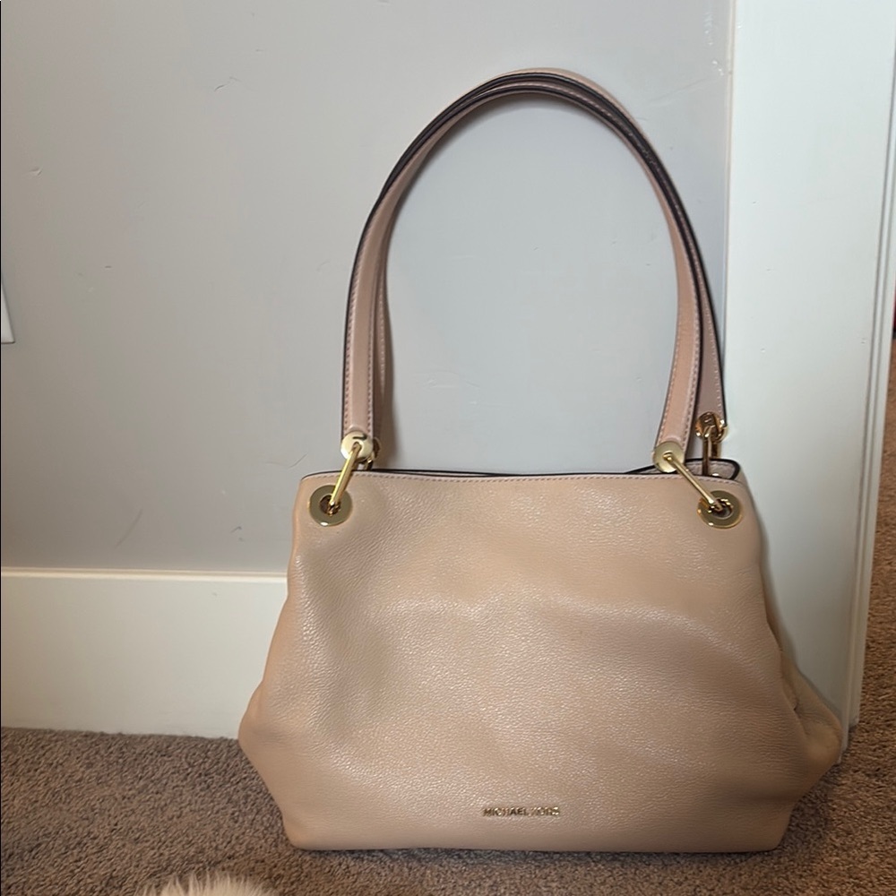 Michael Kors Raven Cream/Gold large pebbled leather Shoulder Bag. New.